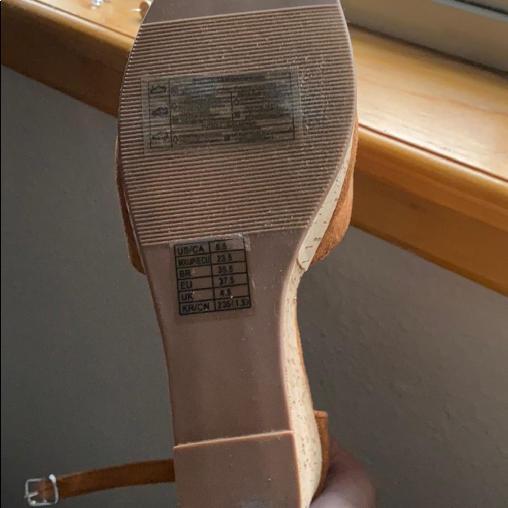 Brown heels - Picture 2 of 2